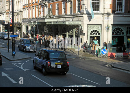 London taxis outside Fortnum and Mason's store in Piccadilly, London UK  KATHY DEWITT Stock Photo