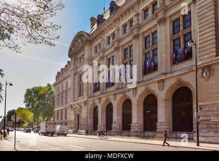 : Sorbonne in Paris. The Sorbonne was the historical house of the former University of Paris. Today it houses several higher education and research in Stock Photo