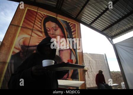 Migrantes Hondureños durante  su paso por Hermosillo con rumbo al Norte  se reúnen en un comedor a punto de medio día. .staff /nortephoto.com,CREDITO  Stock Photo