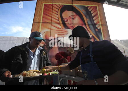 Migrantes Hondureños durante  su paso por Hermosillo con rumbo al Norte  se reúnen en un comedor a punto de medio día. .staff /nortephoto.com,CREDITO  Stock Photo