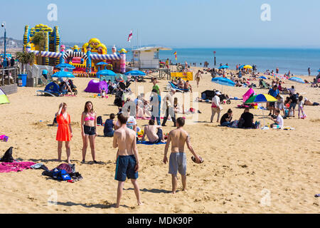 Bournemouth, Dorset, UK. 20th April 2018. UK weather: beaches are crowded as visitors flock to the beach to enjoy the hot sunny weather at Bournemouth. Credit: Carolyn Jenkins/Alamy Live News Stock Photo