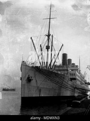 AJAXNETPHOTO. 1936 - 1938 APPROX. SOUTHAMPTON, ENGLAND. - UNION CASTLE LINE'S ARUNDEL CASTLE ALONGSIDE IN THE WESTERN DOCKS. IMAGE DAMAGE. PHOTO:AJAX VINTAGE PICTURE LIBRARY REF:120104 001 22 Stock Photo