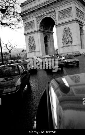 AJAXNETPHOTO. PARIS, FRANCE. - ROUNDING ETOILE - STREAM OF VEHICLES PASSING THE ARC D'TRIOMPHE DURING EARLY MORNING RUSH-HOUR. PHOTO:JONATHAN EASTLAND/AJAX REF:M7 Stock Photo