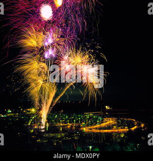 AJAXNETPHOTO. AUGUST, 1992. BURSLEDON, ENGLAND. - REGATTA FIREWORKS - BRILLIANT DISPLAY OF COLOUR OVER THE HAMBLE RIVER AS THE NIGHT SKY IS LIT BY THE ANNUAL REGATTA FIREWORKS. PHOTO:JONATHAN EASTLAND/AJAX REF:921122 Stock Photo