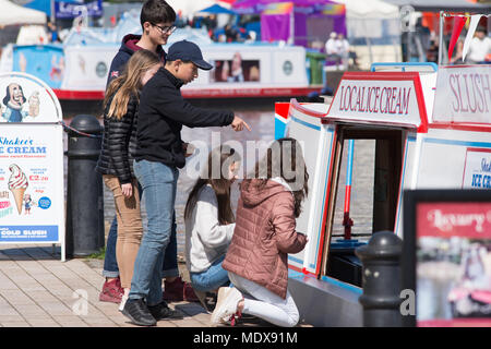 Stratford upon Avon, UK. 20th April 2018. stratford upon Avon Warwickshire England UK people buying ice cream during the mini heatwave over Shakespeares birthday weekend Credit: paul rushton/Alamy Live News Stock Photo