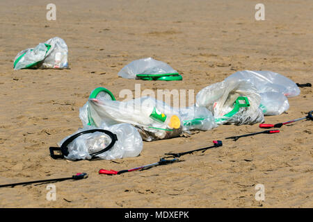 Blackpool, UK. 21st April 2018.  Sunny start to the day on the Fylde Coast as volunteers from the 'Love my beach' descend on to the foreshore the clear the sands of rubbish, garbage or litter washed up by the sea. Credit: MediaWorldImages/AlamyLiveNews. Stock Photo