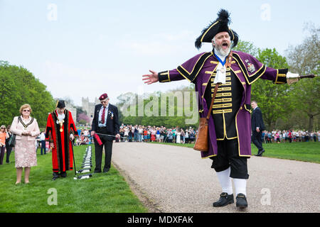 Windsor, UK. 21st April, 20187. Chris Brown, Official Town Crier of the Royal Borough of Windsor and Maidenhead, invites the public to wish the Queen a 'Happy Birthday' ahead of the traditional 21-gun salute on the Long Walk in front of Windsor Castle. Credit: Mark Kerrison/Alamy Live News Stock Photo