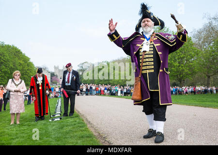 Windsor, UK. 21st April, 20187. Chris Brown, Official Town Crier of the Royal Borough of Windsor and Maidenhead, invites the public to wish the Queen a 'Happy Birthday' ahead of the traditional 21-gun salute on the Long Walk in front of Windsor Castle. Credit: Mark Kerrison/Alamy Live News Stock Photo