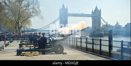 London, UK. 21st April 2018. Soldiers of The Honourable Artillery Company (HAC, the City of London’s Reserve Army Regiment) fire a 62 Gun Salute to mark the 92nd birthday of HM Queen Elizabeth II, at the Tower of London, London, England, United Kingdom.  Three L118 Ceremonial Light Guns are used to fire the 62-gun salute, across the Thames, at ten second intervals. The guns are similar to those used operationally in recent years in Afghanistan.    Credit: Michael Preston/Alamy Live News Stock Photo