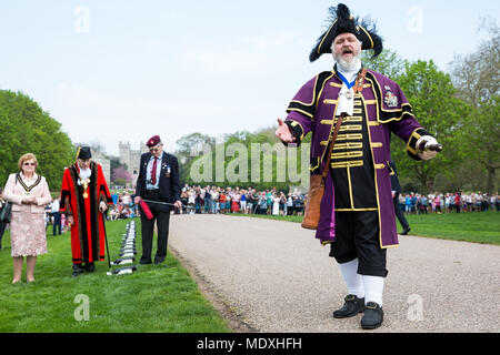 Windsor, UK. 21st April, 20187. Chris Brown, Official Town Crier of the Royal Borough of Windsor and Maidenhead, invites the public to wish the Queen a 'Happy Birthday' ahead of the traditional 21-gun salute on the Long Walk in front of Windsor Castle. Credit: Mark Kerrison/Alamy Live News Stock Photo