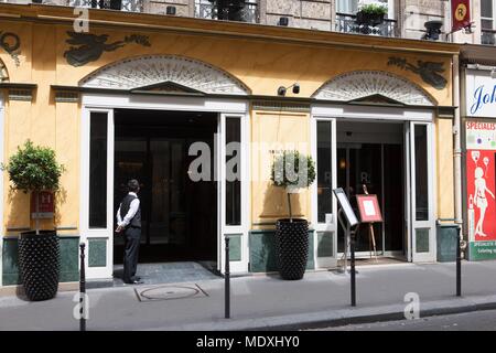 Paris, 8th arrondissement, 6 rue Chauveau Lagarde, restaurant, facade with an architecture from the First French Empire Stock Photo