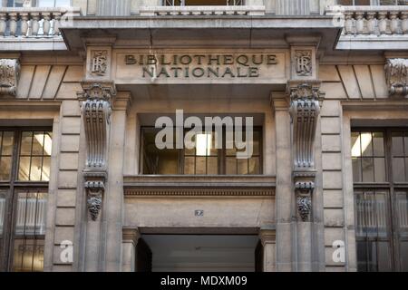 Paris, Rue de Richelieu, facade de la Bibliothèque Nationale de France ...