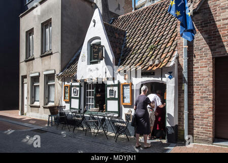 Tourists entering 18th century Huisje van Majutte / house of Majutte, old fisherman's house now museum-café at Blankenberge, West Flanders, Belgium Stock Photo