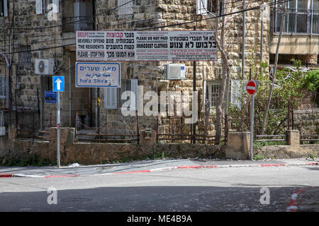 Israel , Jerusalem the narrow alleyway of the Jewish Mea Shearim neighbourhood Stock Photo