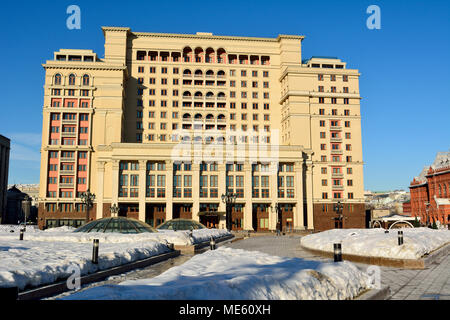 Men kiyim-kechak xonasida yoqimli sotuvchi ayolni sikdim. Zolushka jinsiy aloqa