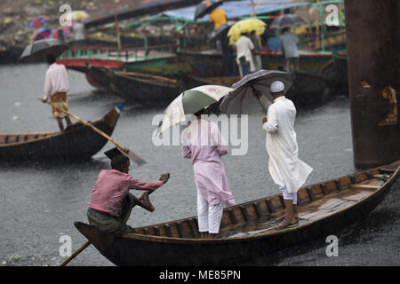 Dhaka, Bangladesh. 21st Apr, 2018. DHAKA, BANGLADESH - APRIL 21 : Bangladeshi commuters use boats to cross the Buriganga River during rain in Dhaka, Bangladesh on April 21, 2018.The Buriganga River is economically very important to Dhaka, used to transport a multitude of goods, produce and people everyday. It is estimated that some fifty thousand people cross the Buriganga River from Keraniganj to Dhaka, for work everyday. Credit: Zakir Hossain Chowdhury/ZUMA Wire/Alamy Live News Stock Photo