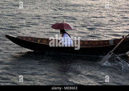 Dhaka, Bangladesh. 21st April, 2018.  Bangladeshi commuters use boats to cross the Buriganga River  during rain in Dhaka, Bangladesh on April 21, 2018.  The Buriganga River is economically very important to Dhaka, used to transport a multitude of goods, produce and people everyday. It is estimated that some fifty thousand people cross the Buriganga River from Keraniganj to Dhaka, for work everyday. Credit: zakir hossain chowdhury zakir/Alamy Live News Stock Photo