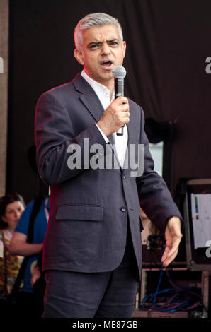London, UK, 21 April 2018 Sadiq Khan, mayor of London, opens the event. Feast of St George, St George's Day celebrations in Trafalgar Square. Credit: JOHNNY ARMSTEAD/Alamy Live News Stock Photo