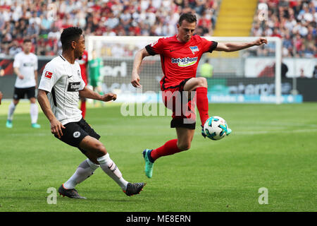 Frankfurt, Germany. 21st Apr, 2018. Vladimir Darida (R) of Hertha BSC vies with Jonathan de Guzman of Eintracht Frankfurt during the German Bundesliga match between Eintracht Frankfurt and Hertha BSC at the Commerzbank-Arena in Frankfurt, Germany, on April 21, 2018. Hertha BSC won 3-0. Credit: Ulrich Hufnagel/Xinhua/Alamy Live News Stock Photo