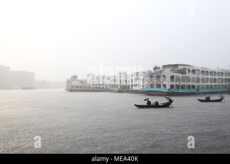 Dhaka, Bangladesh. Dhaka commuters are crossing over the Buriganga River by wooden boat during the rainfall as the pre-monsoon rains begin in Bangladesh on April 21, 2018.  © Rehman Asad/Alamy Stock Photo Stock Photo