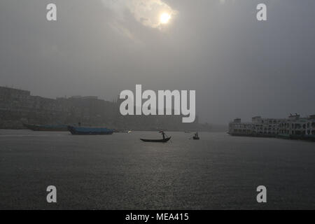 Dhaka, Bangladesh. Dhaka commuters are crossing over the Buriganga River by wooden boat during the rainfall as the pre-monsoon rains begin in Bangladesh on April 21, 2018.  © Rehman Asad/Alamy Stock Photo Stock Photo