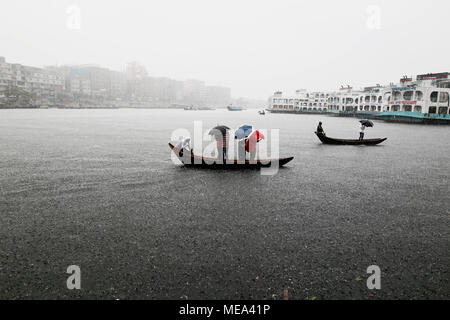 Dhaka, Bangladesh. Dhaka commuters are crossing over the Buriganga River by wooden boat during the rainfall as the pre-monsoon rains begin in Bangladesh on April 21, 2018.  © Rehman Asad/Alamy Stock Photo Stock Photo