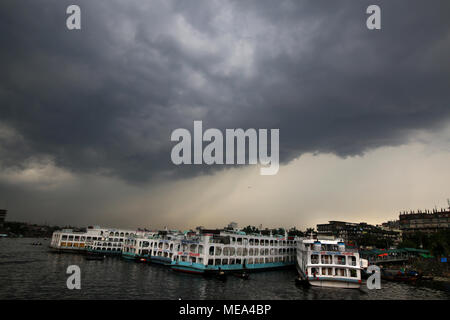 Dhaka, Bangladesh. Dhaka commuters are crossing over the Buriganga River by wooden boat during the rainfall as the pre-monsoon rains begin in Bangladesh on April 21, 2018.  © Rehman Asad/Alamy Stock Photo Stock Photo