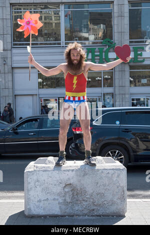 Street performer and busker Matthew Silver performing at Union Square park in Manhattan, New York City. Stock Photo