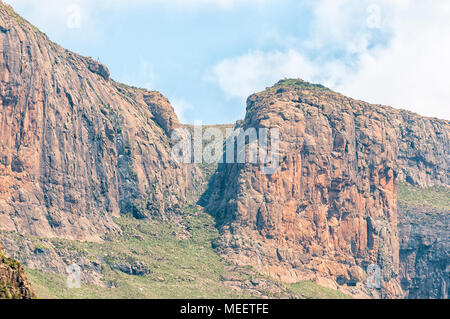 The Sentinel Trail to the Tugela Falls in the Drakensberg ascends to the top of the Amphitheater via chainladders, visible in the far gully, left, bot Stock Photo