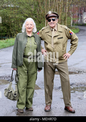 Rochdale, USA, 22 April 2018. A couple in 1940's outfits, Healey Dell Nature Reserve, Rochdale,22nd April, 2018 (C)Barbara Cook/Alamy Live News Stock Photo