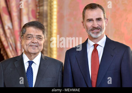 Sergio Ramirez and King Felipe VI. from Spain at the reception to the official lunch on the occasion of the award of the Spanish literary prize Premio Miguel de Cervantes in the Palacio Real. Madrid, 20.04.2018 | usage worldwide Stock Photo