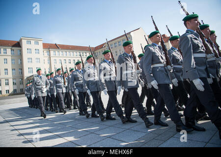 22 April 2018, Germany, Berlin: Soldiers of the guard battalion marching in the courtyard of the German ministry of defence. Photo: Arne Bänsch/dpa