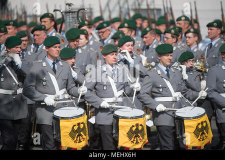 22 April 2018, Germany, Berlin: Soldiers of the guard battalion playing music in the courtyard of the German ministry of defence. Photo: Arne Bänsch/dpa