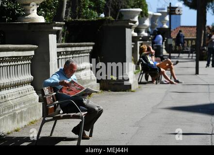 Madrid, Spain. 5th Apr, 2018. A man reads newspaper in Barcelona, Spain, April 5, 2018. The United Nations Educational, Scientific and Cultural Organization (UNESCO) designated April 23 as the World Book Day in 1995 to pay tribute to books and authors and to encourage people to discover the pleasure of reading. Credit: Guo Qiuda/Xinhua/Alamy Live News Stock Photo