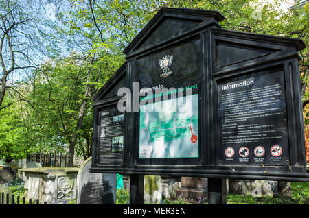 Bunhill Fields Burial Ground in the City of London containing an estimated 120,000 bodies, notably Blake, Defoe, Bunyan and Suzannah Wesley Stock Photo