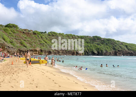 Tourists on the beach at Hanauma Bay, Honolulu, Hawaii Stock Photo