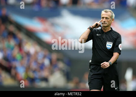 London, UK. 22nd Apr, 2018. referee Martin Atkinson. The Emirates FA Cup semi final match, Chelsea v Southampton at Wembley Stadium in London on  Sunday 22nd April 2018.  this image may only be used for Editorial purposes. Editorial use only, license required for commercial use. No use in betting, games or a single club/league/player publications. pic by Andrew Orchard/Andrew Orchard sports photography/Alamy Live news Stock Photo