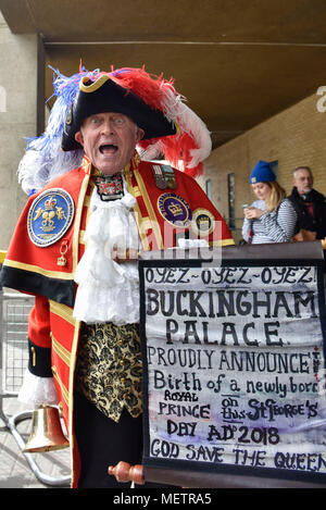 London, Britain. 23rd Apr, 2018. A man dressed as a town crier shouts outside the Lindo Wing of St Mary's Hospital after Britain's Catherine, the Duchess of Cambridge, gave birth to a son, in London, Britain, on April 23, 2018. Credit: Stephen Chung/Xinhua/Alamy Live News Stock Photo