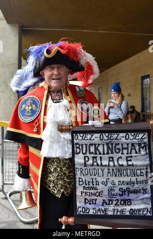 London, Britain. 23rd Apr, 2018. A man dressed as a town crier shouts outside the Lindo Wing of St Mary's Hospital after Britain's Catherine, the Duchess of Cambridge, gave birth to a son, in London, Britain, on April 23, 2018. Credit: Stephen Chung/Xinhua/Alamy Live News Stock Photo