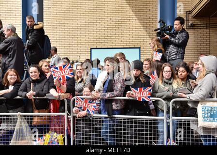London, Britain. 23rd Apr, 2018. Well wishers await the Duke and Duchess of Cambridge to present their newborn son outside St. Mary's hospital in London, Britain, on April 23, 2018. Princess Kate on Monday gave birth to a boy, her third child, who is the fifth in line to the British throne. Credit: Stephen Chung/Xinhua/Alamy Live News Stock Photo