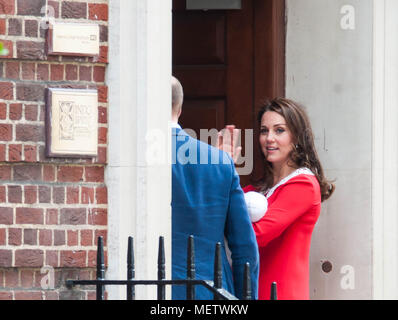 London, United Kingdom.  23rd April 2018. Duchess of Cambridge leaves hospital. Michael Tubi / Alamy Live News Stock Photo