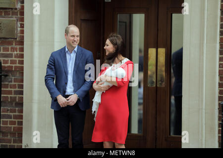 London, UK. 23rd April, 2018. HRH Prince William, Duke of Cambridge and HRH the Duchess of Cambridge, proudly show the new Royal baby to the world as leave the Lindo Wing with their newborn son Credit: amanda rose/Alamy Live News Stock Photo