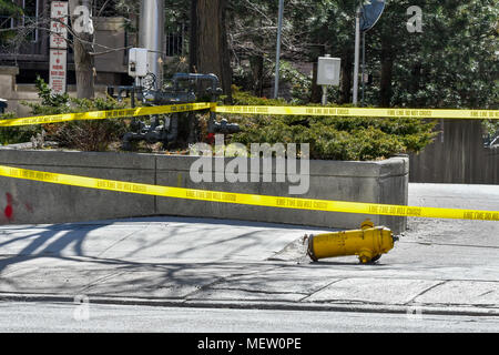 Toronto, Canada. April 23, 2018.  Van strikes pedestrians on Yonge Street between Finch Ave and Sheppard Ave in North York (north end of Toronto) killing 9 and injured 16. A fire hydrant was ran down by the van.  Photo: Dominic Chan/EXimages Credit: EXImages/Alamy Live News Stock Photo