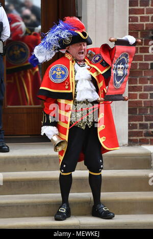 A town crier outside the Lindo Wing at St Mary's Hospital in Paddington, London, after the news that the Duches of Cambridge has given birth to a son. Stock Photo