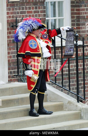 A town crier outside the Lindo Wing at St Mary's Hospital in Paddington, London, after the news that the Duchess of Cambridge has given birth to a son. Stock Photo