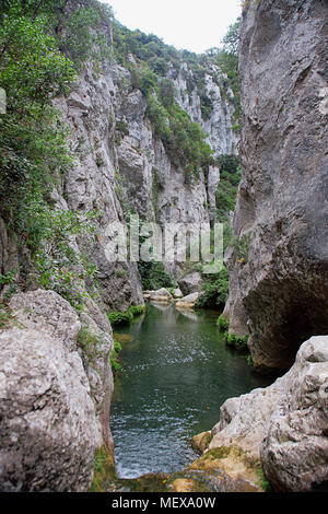 The Gorges de Galamus, Fenouillèdes, Pyrénées-Orientales, Occitanie, France: the green River Agly at the bottom of the defile Stock Photo