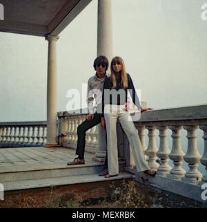 Beatle George Harrison mit Patricia Anne Pattie Boyd zu Besuch in Monte Carlo, Monaco 1966. Beatle George Harrison and Patricia Anne Pattie Boyd visiting Monte Carlo, Monaco 1966. Stock Photo