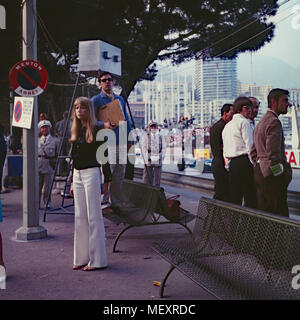 Beatle George Harrison (weißes Hemd) mit Patricia Anne Pattie Boyd zu Besuch in Monte Carlo, Monaco 1966. Beatle George Harrison (white shirt) and Patricia Anne Pattie Boyd visiting Monte Carlo, Monaco 1966. Stock Photo