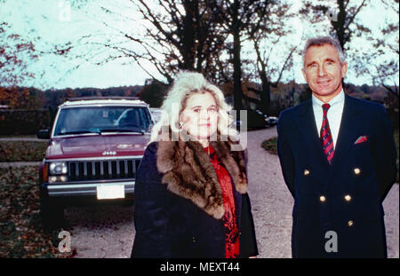 Zsa Zsa Gabor, ungarisch amerikanische Schauspielerin, mit Ehemann Frederic Prinz von Anhalt, USA 1988. Hungarian American actress Zsa Zsa Gabor with husband Frederic Prince of Anhalt, USA 1988. Stock Photo