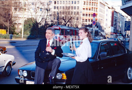 Frederic Prinz von Anhalt, Herzog von Sachsen, wird in Düsseldorf mit Champagner empfangen, Deutschland 1989. Frederic Prince of Anhalt, Duke of Saxonia, drinking champaign at Duesseldorf, Germany 1989. Stock Photo